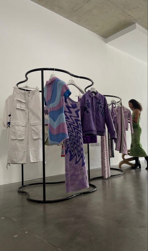 Retail Pop Up Design, Clothing Booth, Booth Design Ideas, Retail Clothing Racks, Fashion Retail Interior, Fashion Store Design, Clothing Rack Display, Clothing Display, Retail Store Interior Design