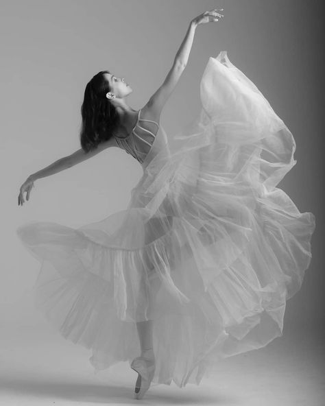 Ballet Asthetic, Dance Pose Ideas, Ballerina Bride, Movement In Art, World Ballet Day, Dance Drawing, Ballet Images, Photography Training, Dancer Poses