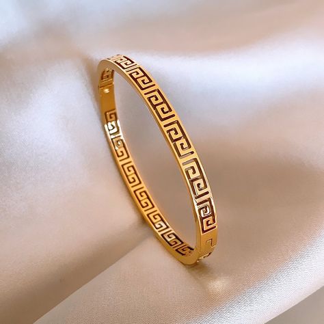 Packaging Earrings, Plain Gold Bangles, Gold Kada, Gold Jewelry Outfits, Gold Bangles For Women, New Gold Jewellery Designs, Gold Earrings Models, Diamond Pendants Designs, Gold Moon Necklace