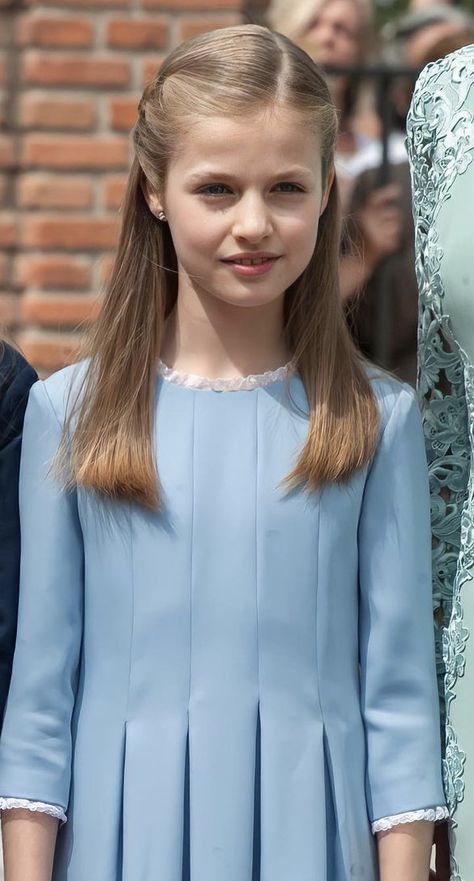 Infanta Sofia Hairstyle, Princess Leonor Hairstyles, Pelo Cafe, Princess Leonor, Beautiful Haircuts, Trendy Dress Outfits, Hot Women Dress, Princess Hairstyles, Hair Up Styles