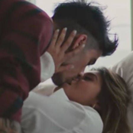 Zayn Malik Makes Out With Sofia Jamora in Let Me Music Video - E! Online Zayn Malik Let Me Music Video, Zayn Malik Kissing, Let Me Zayn Malik, Zayn Malik Let Me, Couples Making Out, Zayn Malik Girlfriend, Making Out Couple, Making Out Videos, Hot Kiss Couple