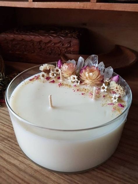 Candle With Flowers, Mum Design, Candles With Jewelry Inside, Dried Flower Candles, Diy Candles Homemade, Soya Mumu, Homemade Scented Candles, Diy Candles Scented, Candle Crafts Diy