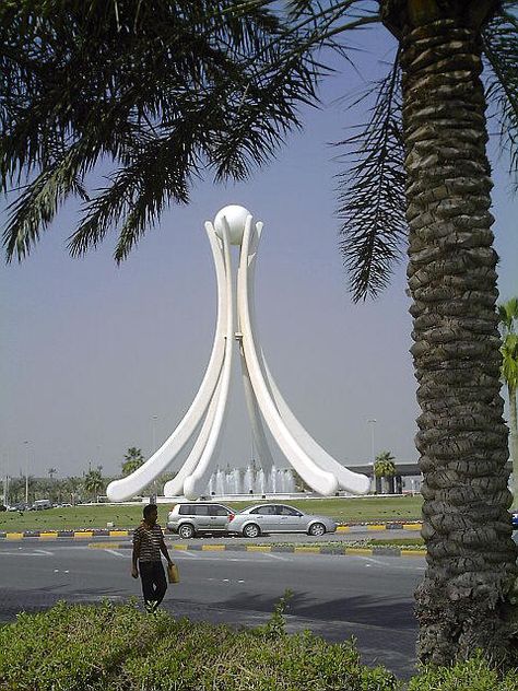 Bahrain: Pearl Roundabout monument Monument Design Ideas, Pearl Architecture, Roundabout Design, Architectural Monument, Monument Ideas, Conceptual Model Architecture, Sculpture Fountain, Plaza Design, Monumental Architecture