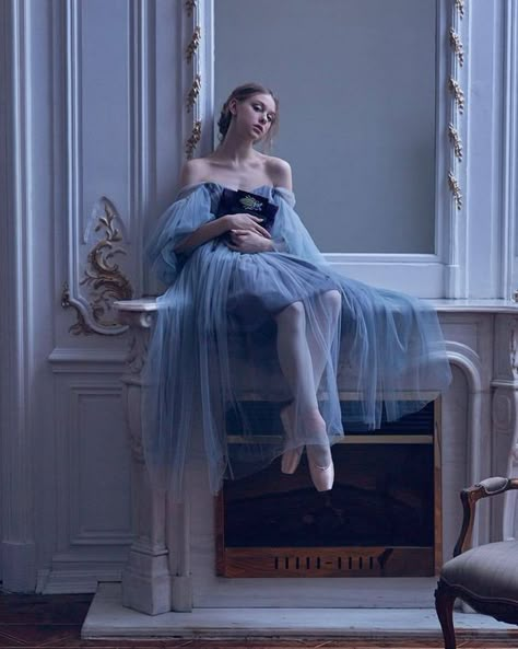 Vaganova Ballet Academy, Era Victoria, Gaun Abad Pertengahan, Ballet Academy, Dance Photography Poses, Ballet Inspiration, Fotografi Digital, Photographie Portrait Inspiration, Dancing Aesthetic