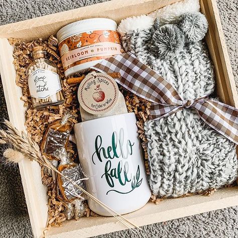 Autumn Box Gift, Fall Gift Box Ideas, Fall Box Gift, Holiday Gift Box Ideas, Artisan Gift Box, Fall Gift Baskets, Creative Gift Baskets, Christmas Gift Baskets Diy, Christmas Gift Hampers