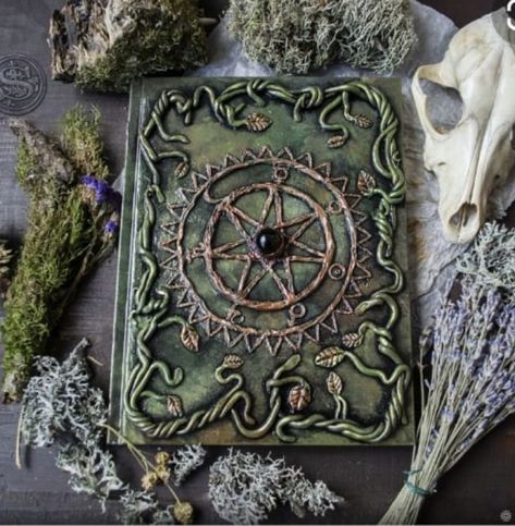 Shadow Book Cover Ideas, Book Of Shadows Diy Cover, Grimoire Aesthetic Cover, Grimware Book, Grimore Cover, Grimoire Cover Ideas, Diy Grimoire Cover, Grimoire Ideas Cover, Spellbook Diy