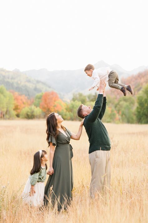 Family Session Poses, Utah Fall, Fun Family Pictures, Fall Family Session, Family Photoshoot Poses, Family Photo Ideas, Spring Photoshoot, Outdoor Family Photos, Family Picture Poses