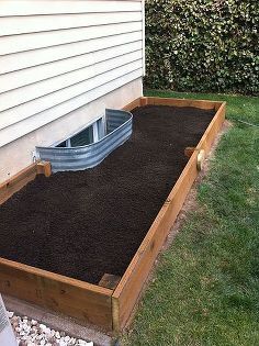 DIY Garden Box for a Small Yard Tutorial Beds Diy, Backyard Ideas For Small Yards, Garden Boxes Diy, Diy Raised Garden, Raised Garden Beds Diy, Small Yard, Kew Gardens, Garden Boxes, Garden Bed