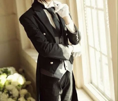 A Vampire's Love, Butler Suit, Butler Aesthetic, Butler Outfit, Aesthetic Cosplay, Stud Outfits, Royal Aesthetic, Black Butler Anime, Black Butler Kuroshitsuji