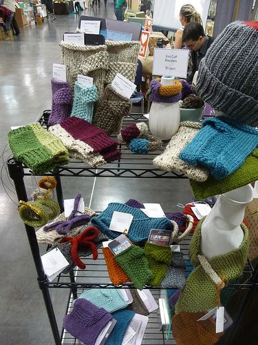 display for soft knit items Knitting Booth Display, Hat Display Ideas, Yarn Display, Crochet Craft Fair, Craft Displays, Craft Fair Booth Display, Craft Booth Display, Fair Booth, Crochet Market