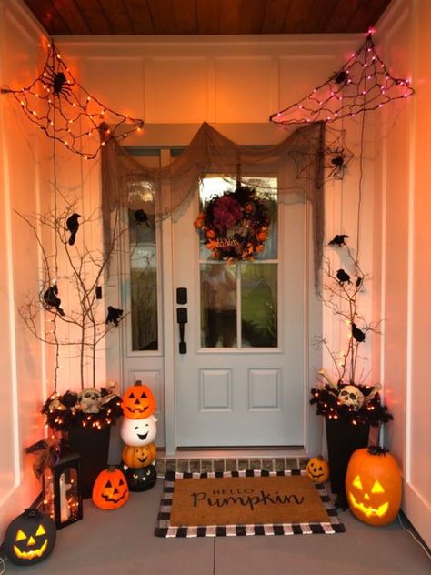 Front Yard Halloween Decorations, Porche Halloween, Halloween Patio, Halloween Decor Diy, Hot Halloween, Halloween Outside, Easy Diy Halloween Decorations, Halloween Front Doors, Casa Halloween