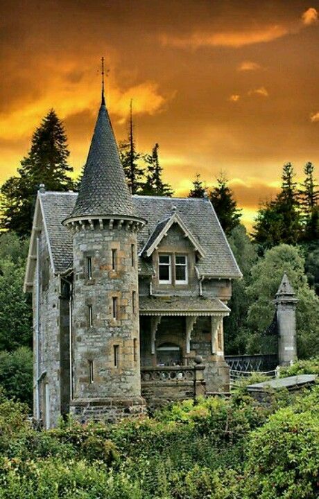 Tower Castle Home, Scotland.  EXCELLENT tower.  Maybe too many windows, but maybe not either.  Considering the top having a sort of covered balcony? Tower Home, Europa Park, Old Castle, Famous Castles, Castle Tower, Abandoned Castles, Speed Internet, Abandoned House, Abandoned Mansions