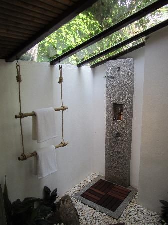 Outdoor Bathroom Design Ideas, Nature Inspired Bathroom, Outside Showers, Indoor Outdoor Bathroom, Outdoor Bathroom Design, Outdoor Baths, Natural Bathroom, Garden Shower, Outdoor Bath