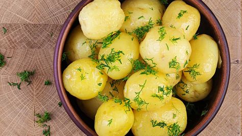 When Is The Ideal Time To Salt Boiled Potatoes? Boiling Potatoes, Boil Potatoes, Best Salt, Salted Potatoes, Peeling Potatoes, Boiled Potatoes, Recipe Boards, Daily Meals, Different Recipes