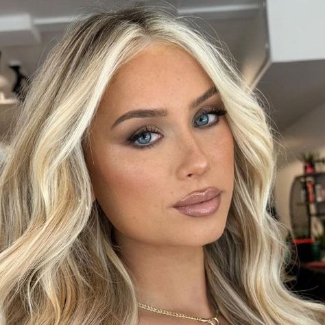 𝐍𝐉 𝐇𝐀𝐈𝐑𝐒𝐓𝐘𝐋𝐈𝐒𝐓 on Instagram: "@laurentiby 🤩⚡️ Such a fun day collabing with @jaimielatorremakeup  Moved up her blonde & used the Scandinavian Hair trend to create a solid bold money piece!   Makeup- @jaimielatorremakeup  • • •  #njblondes #njhair #blendedblonde #blondes #dailyhairinspo #behindthechair #bestofbalyage #mastersofbalayge #moneypiece #americansalon #redken #framar #longhair #dailyhairinspo #blendedblonde #beautylaunchpad #shadeseq #hairgoals #hairpaint #maininterest #behindthechair #scandinavian #hairlinetrend" Creamy Blonde Money Piece, The Money Piece Hair, Scandinavian Hair Color, Scandinavian Hairline Blonde Trend, Blonde Scandinavian Hair, Blonde Balage, Moneypiece Hair Blonde, Blonde Hair Money Piece, Money Piece Hair Blonde