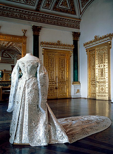 12 pictures of Russia’s most impressive royal weddings - Russia Beyond Court Attire, Alexandra Feodorovna, Court Dresses, Period Dress, Style Royal, Estilo Real, Retro Mode, Vintage Gowns, Antique Clothing