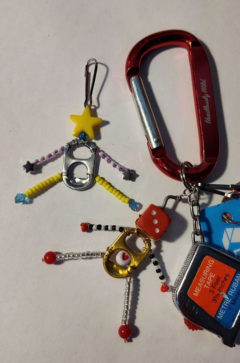 Guy Keychain Ideas, Carabiner Keychain Diy, Bag Keychain Ideas, Caribeener Keychain, Pop Tab Keychain, Caribeaner Keychain Ideas, Crochet Beaded Keychain, Make A Keychain Diy, Key Chains Beads Keychain Ideas