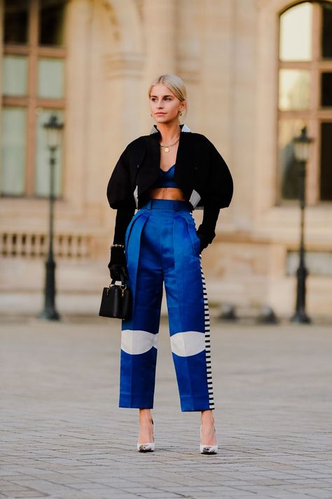 Paris Fashion Week Street Style, Looks Street Style, Street Style Paris, Street Style Inspiration, Mode Inspo, Cool Street Fashion, Fashion Week Street Style, Blue Pants, Street Style Looks