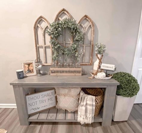 White Entry Table Decor, Door Entry Table, Hallway Farmhouse Decor, White Entry Table, Entryway Farmhouse Decor, Rustic Entryway Ideas, Farmhouse Entryway Ideas, Decorating Front Door, Hallway Farmhouse