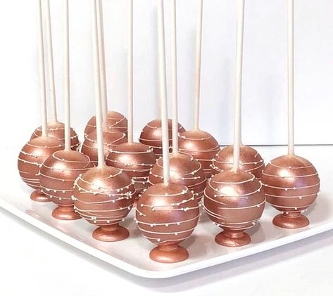 Rose gold and white cake pops design dessert idea for wedding, baby shower, or birthday. Aesthetic desserts Rose Gold Cake, Gold Dessert, Sweet 16 Cakes, Morning Snack, Rose Gold Party, Sweet 16 Birthday Party, 23rd Birthday, Gold Cake, 18th Birthday Party