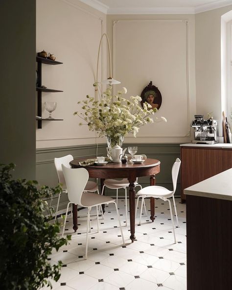 Parisian Kitchen, Ending Story, Regal Design, Classic Kitchen, Studio Mcgee, Dining Nook, Interior Inspo, Kitchen Style, 인테리어 디자인