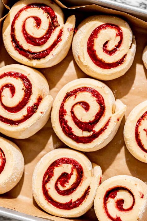 Strawberry Cream Cheese Icing, Bun Recipes, Strawberry Cinnamon Rolls, Roasted Strawberry, Cream Bun, Cinnamon Filling, Brioche Recipe, Strawberry Powder, Roasted Strawberries