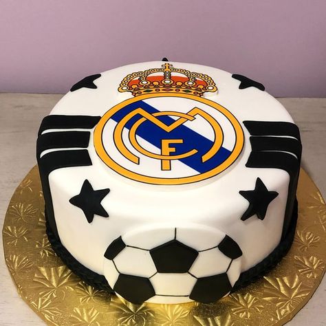 Birthday Cake For Boys 10th Birthday, Football Cake Real Madrid, Birthday Cakes Football, Real Madrid Cake Ideas, Pastel Real Madrid, Real Madrid Birthday Cake, Football Cakes For Boys, Football Party Cake, Tarta Real Madrid