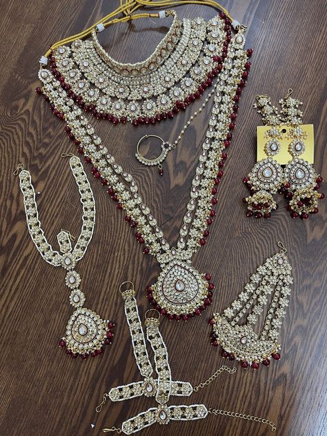 shivanichaudharyetsy - Etsy Side Tikka, Asain Wedding, Wedding Gifts Indian, Pakistani Brides, Tikka Jewelry, Bridal Jewelry Sets Brides, Hand Harness, Jewelry Pakistani, Indian Gifts