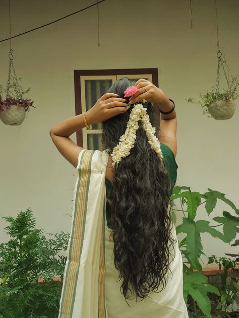 Saree With Curly Hair, South Indian Hair Styles, Curly Hair Saree Look, Saree Curly Hair, South Indian Girl Aesthetic, South Indian Photoshoot, Long Hair Indian Women, Onam Aesthetic, South Indian Aesthetic