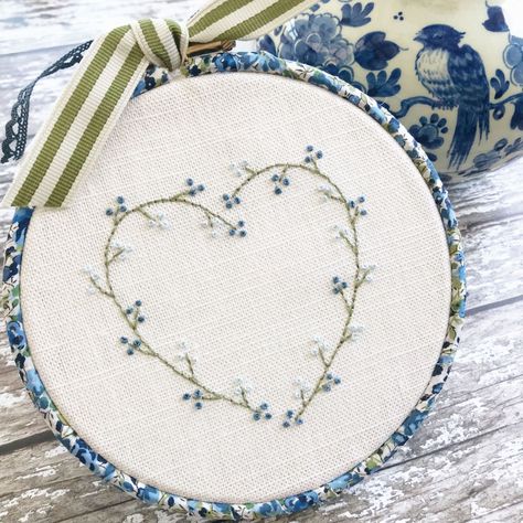 Embroidery Hoop Art Tutorial, Diy Embroidery Flowers, Embroidery Stitches Flowers, Wreath Embroidery, Embroidery Stitches Beginner, Fleurs Diy, Embroidery Hearts, Embroidery Stitches Tutorial, Embroidery Patterns Vintage