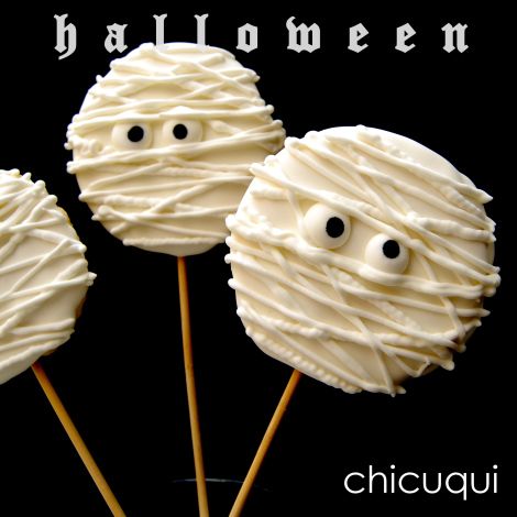 Galletas decoradas sin gluten y con palito con forma de momia para Halloween! Tutorial en chicuqui.com Macaron Packaging, Postres Halloween, Cake Design Inspiration, Cute Halloween Decorations, Easy Halloween Food, Oreo Pops, Halloween Chocolate, Holiday Snacks, Halloween Treat Bags