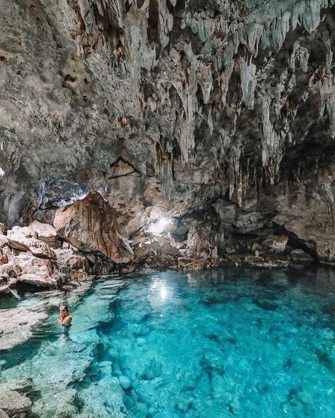 A farmer accidentally discovered the Hinagdanan Cave in Bohol, the Philippines, while clearing his land. Today, the spectacular underground formation with its pristine lagoon is a popular spot for a swim. Places Photography, Bohol Philippines, Cozy Places, Sea Aesthetic, Puerto Princesa, Bohol, Philippines Travel, Phuket Thailand, Travel Time