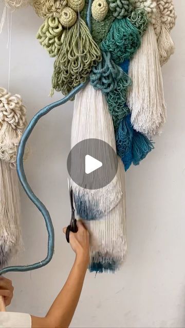 Fibre Art Wall Hanging, Weaving On Canvas, Creative Textiles Techniques, Thread Art Installation, Art Fibres Textiles, Art Yarn Weaving, Wall Art Tutorial, Yarn Weaving, Fiber Art Wall Hanging