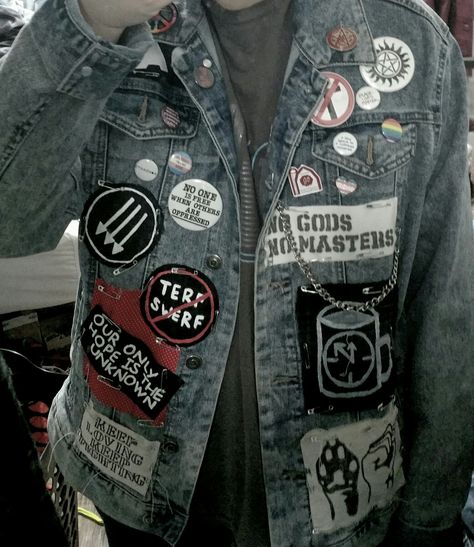 Battle Jackets Punk, Queer Battle Jacket, Battle Jacket Patches, Punk Jacket Ideas, Battle Jacket Ideas, Punk Jacket Diy, Punk Battle Jacket, Diy Punk Patches, Crust Jacket