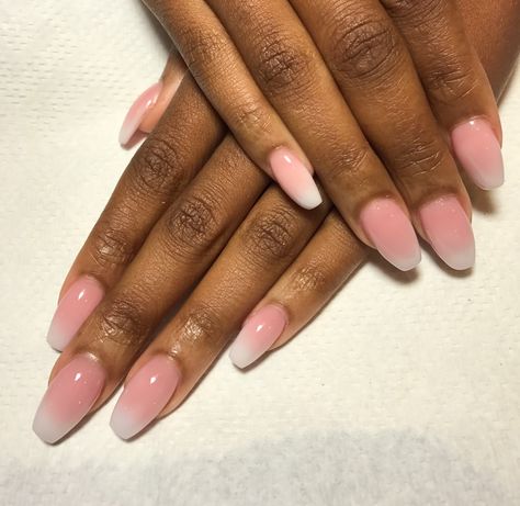 Ombré pink & white Pink And White Ombre Nails Almond, Light Pink Ombre Nails, Pink To White Ombre Nails, Ombre Pink And White Nails, Pink White Ombre Nails, Pink Gradient Nails, Isi Agu, Ambre Nails, Engagement Nails