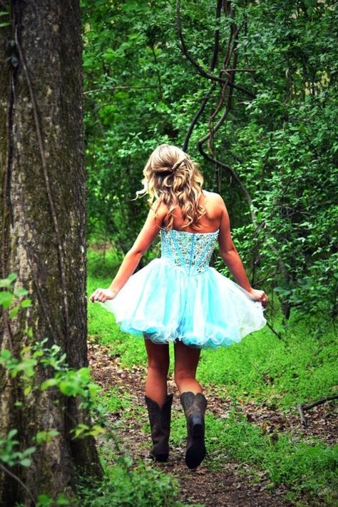 Sparkly, flowy dress & cowboy boots: A wonderful combination. ♥ Vestidos Country, Country Prom, Homecoming Pictures, Looks Country, Estilo Country, Country Dresses, Senior Pic Ideas, Prom Pictures, Prom Ideas