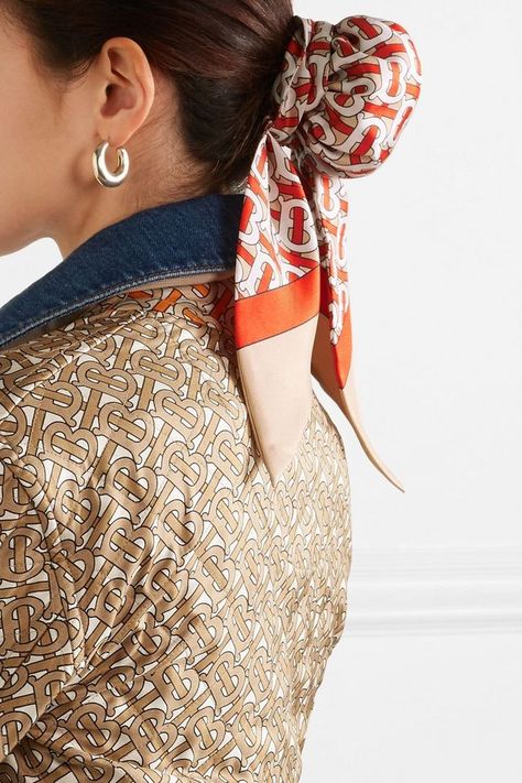 The One Hair Accessory That All Our Fashion Friends Are Wearing Right Now Peter Saville, Pretty Headbands, Second Day Hairstyles, Hair Scarf Styles, Scarf Style, Mode Boho, Fashion Friends, Bandana Hairstyles, Hair Scarf