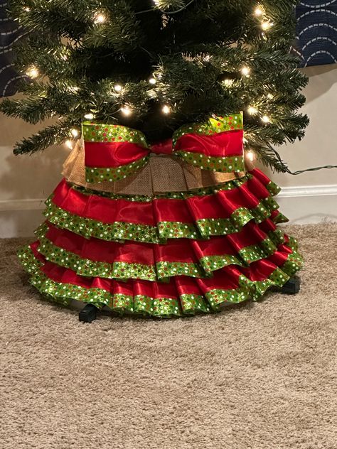 I made this with laundry basket from the dollar tree. Dollar Tree Laundry Basket Christmas Tree Skirt, Laundry Basket Tree Collar, Laundry Basket Christmas Tree, Diy Tree Collar, Basket Christmas Tree, Dollar Tree Baskets, Diy Laundry Basket, Basket Christmas, Tree Collar