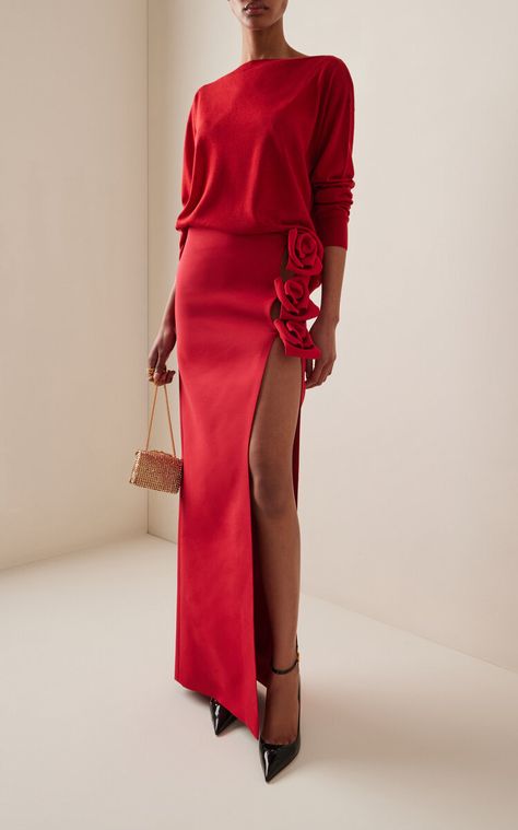 Crepe Skirts, Evening Dress Fashion, Red Skirts, Silk Crepe, Looks Style, Fashion Classy, Simple Dresses, Wearing Dress, Moda Operandi