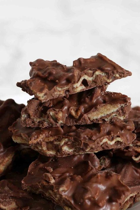 Chocolate Potato Chip Bark - EatCookBake | Quick And Easy Dessert Recipes Choclate Bark, Potato Chip Bark, Candy Molds Recipes, Quick And Easy Dessert Recipes, Best Potato Chips, Holiday Party Snacks, Chocolate Potato Chips, Ruffles Potato Chips, Potato Chip Recipes