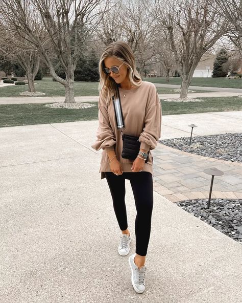 Crewneck Sweatshirt Outfit Winter, Tan Sweatshirt Outfit, Oversized Sweatshirt Outfit Leggings, Loose Sweatshirt Outfit, Cream Sweatshirt Outfit, Beige Sweatshirt Outfit, Oversize Sweatshirt Outfit, Oversized Crewneck Outfit, Sweatshirt And Leggings Outfit