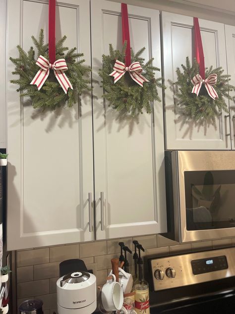 Christmas Wreaths Kitchen Cabinets, Christmas Wreath On Cabinet Door, Wreath On Kitchen Cabinet, Christmas Wreaths On Cabinets, Kitchen Cabinet Christmas Wreaths, Decorating Kitchen For Christmas, Wreaths On Cabinets, Wreaths For Kitchen Cabinets, Living Room Ideas Christmas