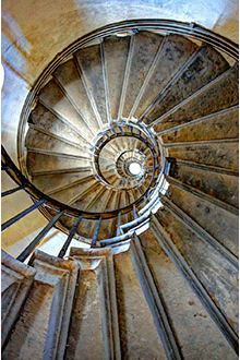 Leonardo da Vinci’s double helix 'DNA Staircase inside the Château de Chambord, France Spirals In Nature, Staircase Art, Stair Art, Circular Stairs, Upstairs Downstairs, Building Stairs, Floating Stairs, Fibonacci Spiral, The Great Fire