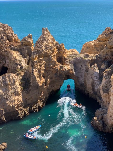 Magnifique photo de Lagos avec des bateaux dans la mer et des falaises Lagos Portugal Aesthetic, Algarve Portugal Aesthetic, Summer Abroad, Faro Portugal, Lagos Portugal, Dream Vacations Destinations, Albufeira, Croatia Travel, Algarve Portugal