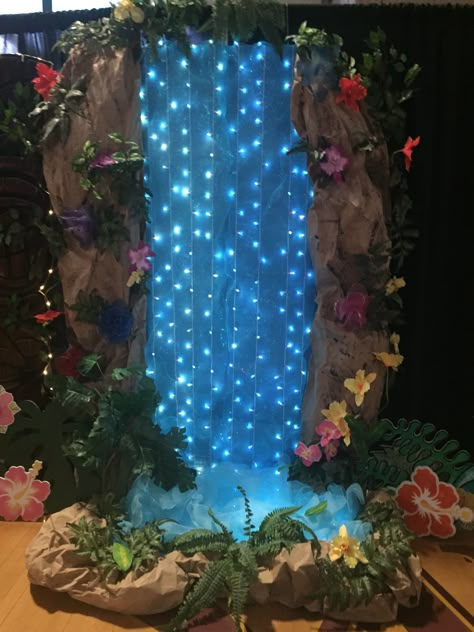 Moana Decorations, Waterfall Decoration, Jungle Decorations, Enchanted Forest Theme, Jungle Theme Birthday, Vbs Themes, Ganpati Decoration Design, Photos Booth, Forest Decor