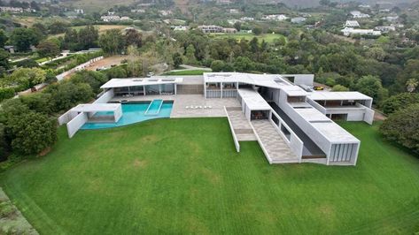 The music moguls have shattered the record for the most expensive home in the state of California. The duo recently purchased a Tadao Ando-designed estate for $200 million in Malibu. Take a look at the sprawling mega mansion. Beyoncé House, Beyonce House, Malibu Mansion, Beach Mansion, Malibu Home, Mega Mansions, Japanese Architect, Beyonce And Jay Z, Malibu Beaches