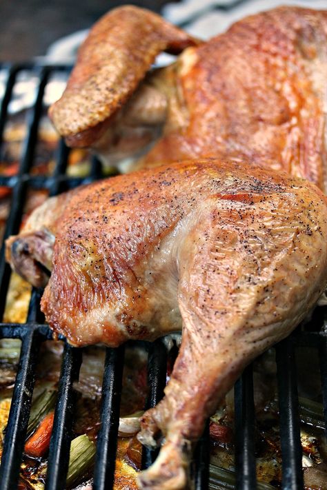 This Spatchcock Turkey cooking method is the quickest way to cook a whole turkey in the oven. It ensures even cooking of the meat, and produces super crisp skin. This recipe is a winner! Turkey Spatchcock, Spatchcocked Turkey, Turkey In The Oven, Spatchcock Turkey, Turkey Cooking, Favorite Casseroles, Tasty Meat, Whole Turkey, Turkey Recipe