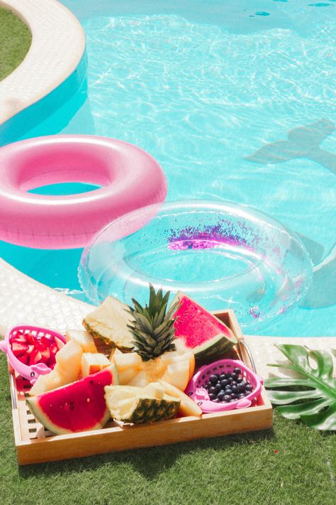 Pool Noodles Ideas, Pool Party Photography, Pool Towel Storage Ideas, Pool Alternatives, Floaters Pool, Pool Towel Storage, Towel Storage Ideas, Retro Pool Parties, Pool Party Drinks