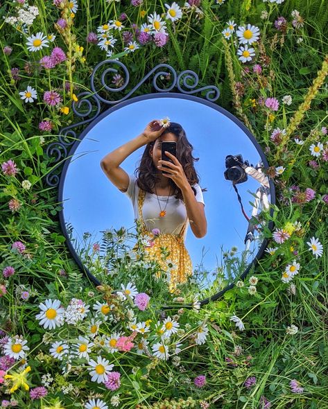 Spring Picture Ideas, Whimsical Photoshoot, Mirror Photography, Spring Photoshoot, Flower Photoshoot, Wedding Couple Poses Photography, Summer Photoshoot, Spring Photos, Model Poses Photography