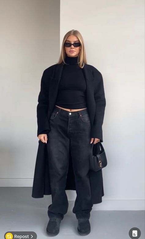 Long Black Jeans Outfit, Black Trenchcoat Outfit Women, Heavy Winter Outfits Cold Weather, Outfit Manteau Noir, Winter Long Coat Outfits, Black Long Trench Coat Outfit, Black Long Jacket Outfit, Trench Noir Outfit, Outfit Manteau Long Noir